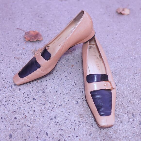 Chanel Vintage Two-Tone Leather Loafers Flats 39 Beige Black Logo Buckle Italy - Picture 1 of 11